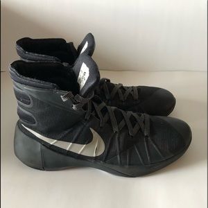 Men’s Nike Ankle Boot Tennis Shoes. In excellent condition.